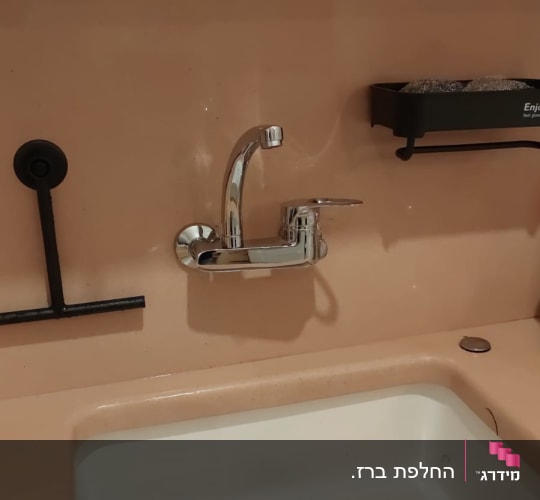 כיור מטבח עם ברז כרום ומדף קטן